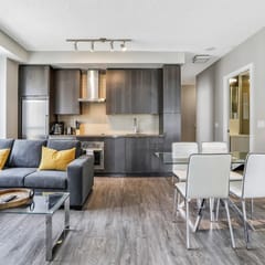 Executive Downtown 3BR | Prime Front St W