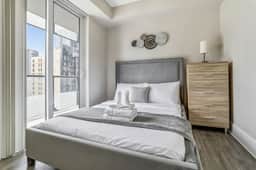Executive Downtown 3BR | Prime Front St W - Image 4