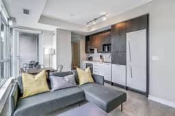 High-Floor Downtown 1BR+Den | City Views - Image 5
