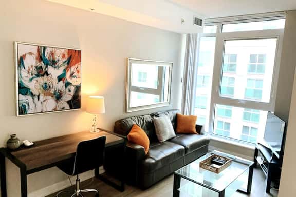 Executive Downtown 1BR | Dedicated Workspace - Image 1