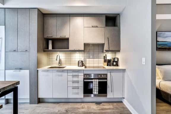 Executive Downtown 1BR | Prime Location - Image 1