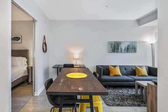 Downtown Toronto 1BR | Balcony, Fibre WiFi & Gym - Image 2