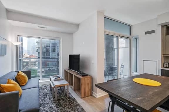 Downtown Toronto 1BR | Balcony, Fibre WiFi & Gym - Image 5