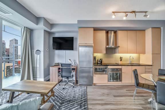 Downtown Toronto 1BR | Lake Views near CN Tower - Image 3