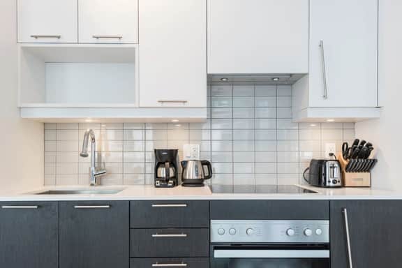 Executive Downtown 1BR | Dedicated Workspace - Image 3