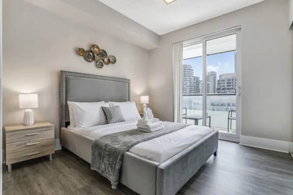 Executive Downtown 3BR | Prime Front St W - Image 3