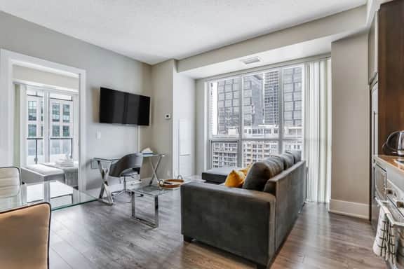 Executive Downtown 3BR | Prime Front St W - Image 2
