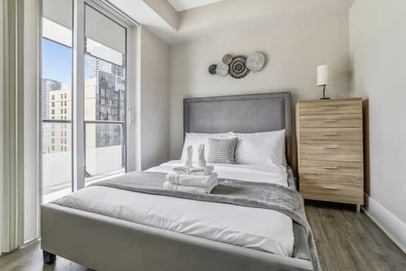 Executive Downtown 3BR | Prime Front St W - Image 4