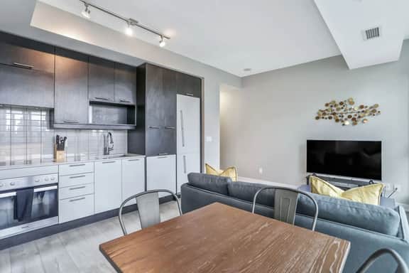 High-Floor Downtown 1BR+Den | City Views - Image 3