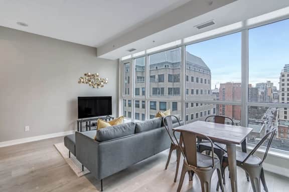 High-Floor Downtown 1BR+Den | City Views - Image 4