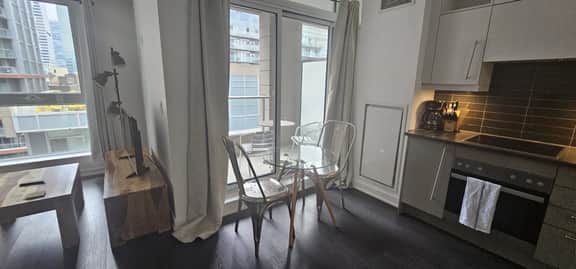 Luxury Downtown 1BR | Richmond St W - Image 4