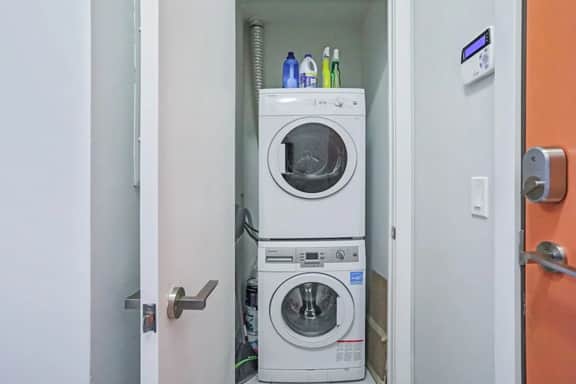 Luxury Downtown 1BR | Richmond St W - Image 5