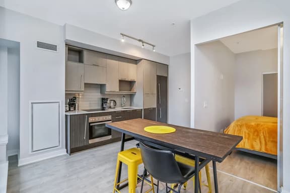 Downtown Toronto 1BR | Balcony, Fibre WiFi & Gym - Image 1