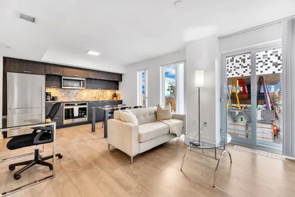 Downtown Toronto 2BR | Parking Included - Image 1