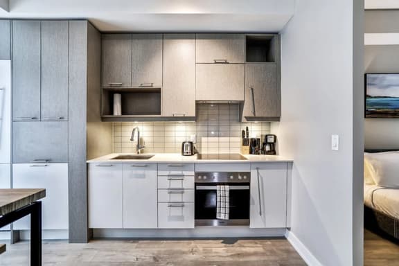Executive Downtown 1BR | Prime Location - Image 1