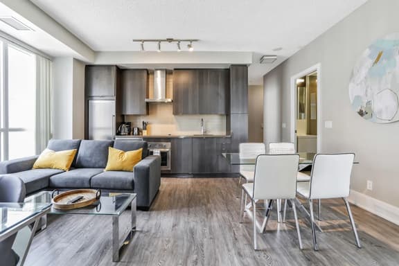 Executive Downtown 3BR | Prime Front St W - Image 1