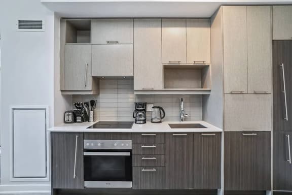 Luxury Downtown 1BR | Richmond St W - Image 1